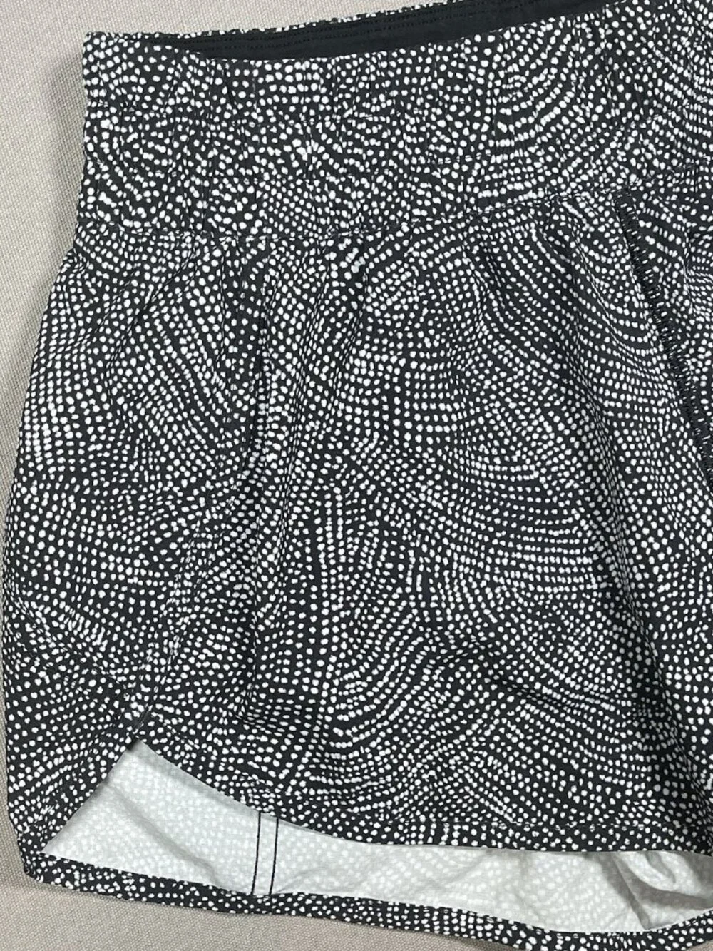 Lululemon Tracker Elastic Waist Lined Black White Dotted Shorts - Women Size 8